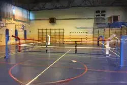 SportCom Bodenanker-Boxring mit Stahlpfosten in einer Mehrzweckhalle mit Spielfeldlinien