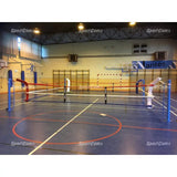 SportCom Bodenanker-Boxring mit Stahlpfosten in einer Sporthalle mit Basketballfeld