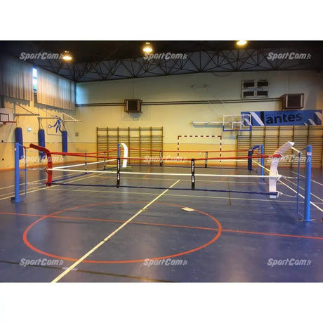 SportCom Bodenanker-Boxring mit Stahlpfosten in einer Sporthalle mit Basketballfeld