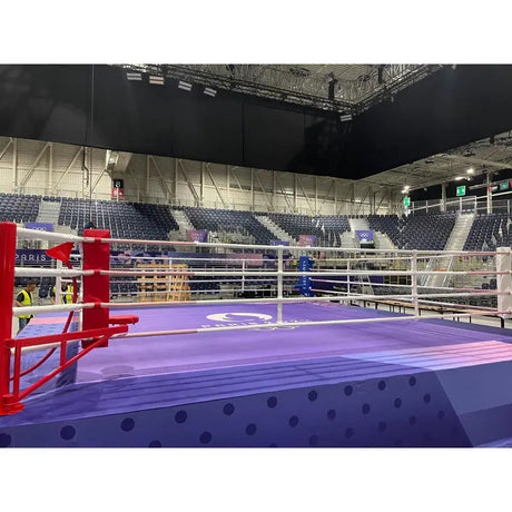 SportCom Boxring-Individualisierung: lila Wettkampfring mit roter Ecke, Seitenansicht in einer Arena