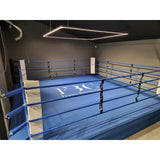 SportCom Boxring-Individualisierung: blauer Ring mit Club-Logo, Blick aus der Ecke mit weißem Eckpolster