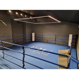 SportCom Boxring-Individualisierung: blauer Ringboden mit Club-Logo, Lichtrahmen und blauen Seilen