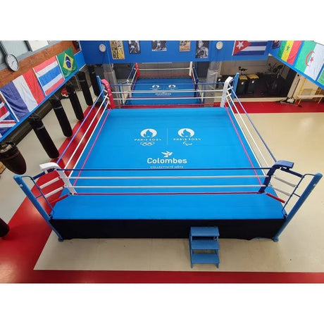 SportCom Boxring-Individualisierung: blauer Podestring mit Treppe und Logo-Druck, Ansicht von oben