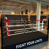 SportCom Boxring-Individualisierung: Ring mit bedruckter Schürze und roter Ecke in einer hellen Trainingshalle