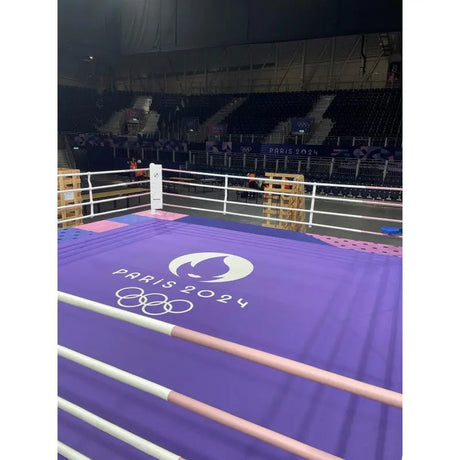 SportCom Boxring-Individualisierung: lila Ringboden mit Logo-Druck in einer großen Wettkampfhalle