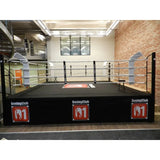 SportCom Boxring-Schürze aus Cordura mit Logo-Aufdrucken an einem Podiumring in einem Boxclub