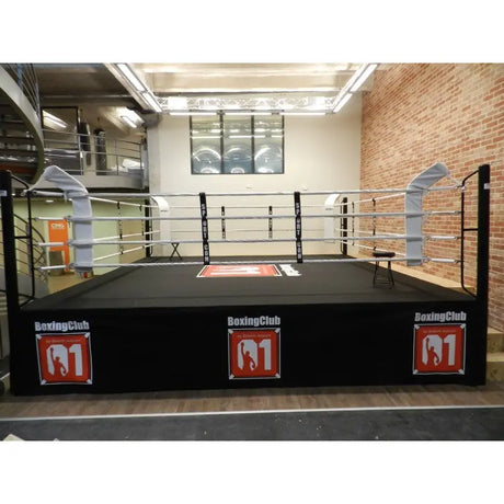 SportCom Boxring-Schürze aus Cordura mit Logo-Aufdrucken an einem Podiumring in einem Boxclub