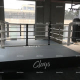 Schwarze SportCom Boxring-Schürze aus Cordura mit weißem Schriftzug an einem Ring im Studio