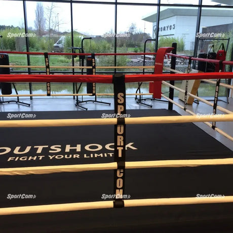 SportCom Boxring-Seiltrenner 8er-Set an einem Ring mit roten und beigen Seilen und bedrucktem Boden