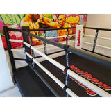 SportCom Boxring-Seiltrenner 8er-Set an weißen Seilen eines Rings vor einer bunten Graffitiwand