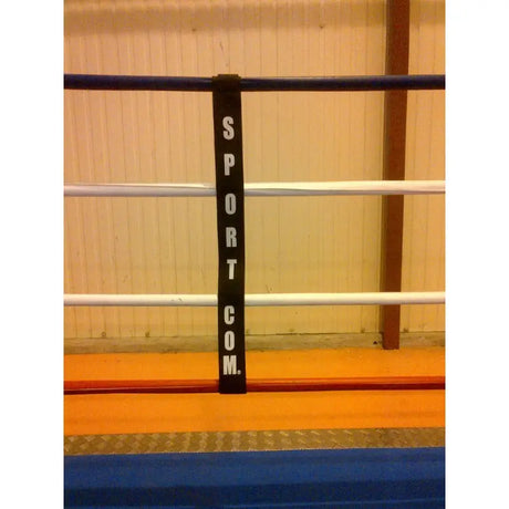 SportCom Boxring-Seiltrenner 8er-Set an weißen Seilen vor einer Holzwand mit orangem Boden