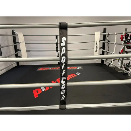 SportCom Boxring-Seiltrenner 8er-Set in Schwarz mit weißem Schriftzug an den Seilen eines Boxrings