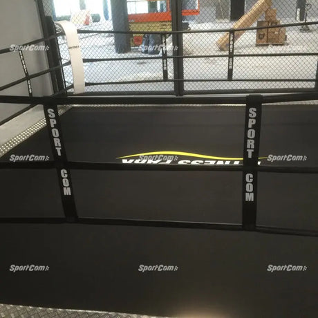 SportCom Boxring-Seiltrenner 8er-Set an schwarzen Seilen eines Rings mit dunkler Bodenplane