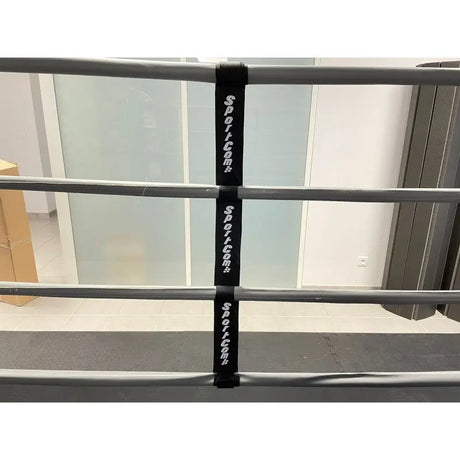 SportCom Boxring-Seiltrenner 8er-Set, Nahaufnahme eines schwarzen Trenners an vier grauen Seilen