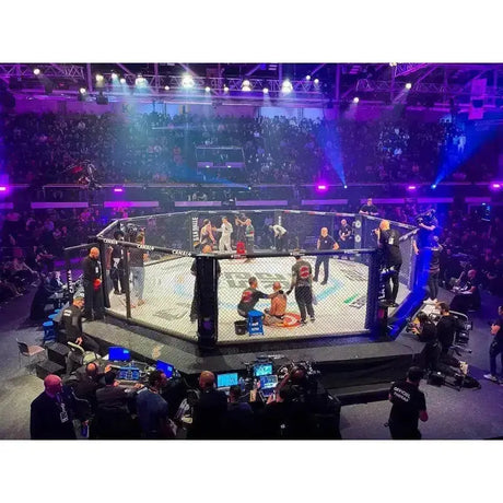 SportCom Competition MMA Cage Premium Oktagon in einer vollen Arena bei einem Event, Blick über das Publikum