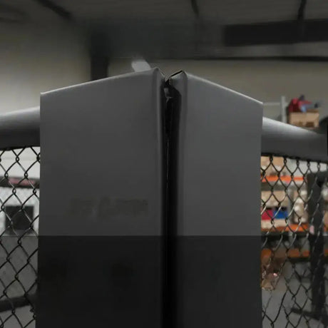 SportCom Competition MMA Cage Premium Oktagon – Detail eines gepolsterten Eckpfostens am Käfiggitter