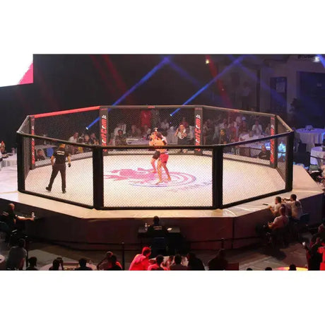 SportCom Competition MMA Cage Premium Oktagon bei einem Kampf in einer Halle mit Zuschauern