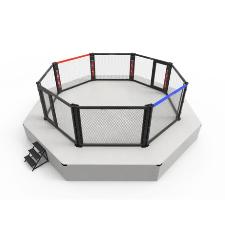 SportCom Competition MMA Cage Premium Oktagon – Schrägansicht mit Podest und Treppe auf hellem Grund