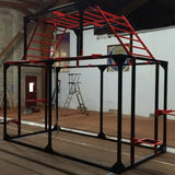 SportCom Cross-Training-Station, aufgebaut in einer Halle, Frontansicht
