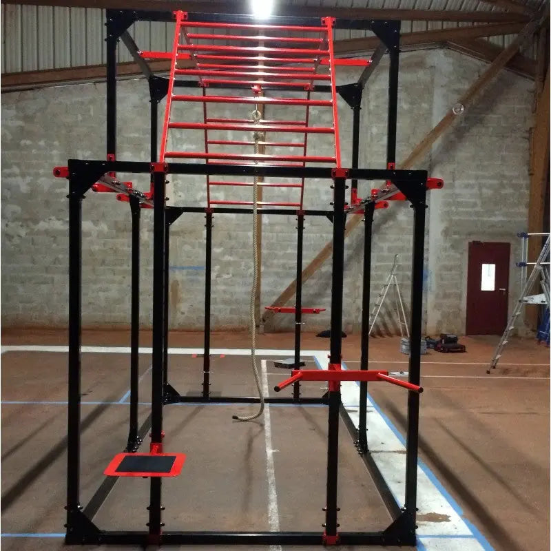 SportCom Cross-Training-Station, in einer Halle mit Hangelleiter, Längsansicht
