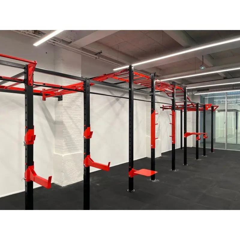 SportCom Cross-Training-Station, an der Wand montiert mit Ablagen