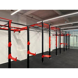 SportCom Cross-Training-Station, an der Wand montiert mit Ablagen