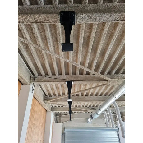 SportCom Deckenhängung für Sandsäcke, zwei Halterungen unter einer Trapezblechdecke von unten gesehen