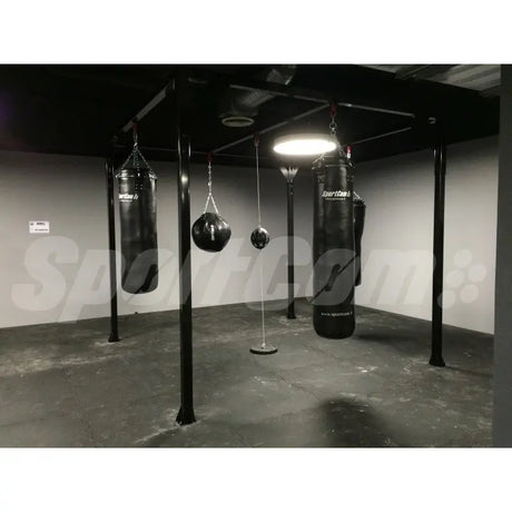 SportCom Double-End-Bag aus Leder in einem dunklen Boxraum zwischen Sandsäcken, Raumansicht