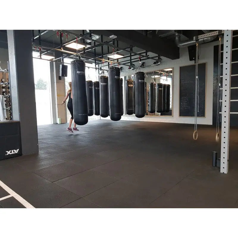 SportCom Durasound Akustikplatten verlegt im Kampfsportstudio mit Boxsäcken, großflächiger Studioboden