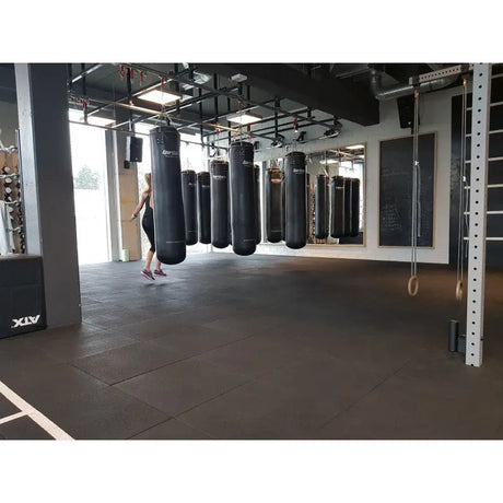 SportCom Durasound Akustikplatten verlegt im Kampfsportstudio mit Boxsäcken, großflächiger Studioboden