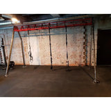 SportCom Durasound Akustikplatten verlegt unter einem Functional-Rig vor einer weißen Backsteinwand