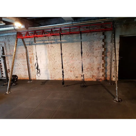 SportCom Durasound Akustikplatten verlegt unter einem Functional-Rig vor einer weißen Backsteinwand