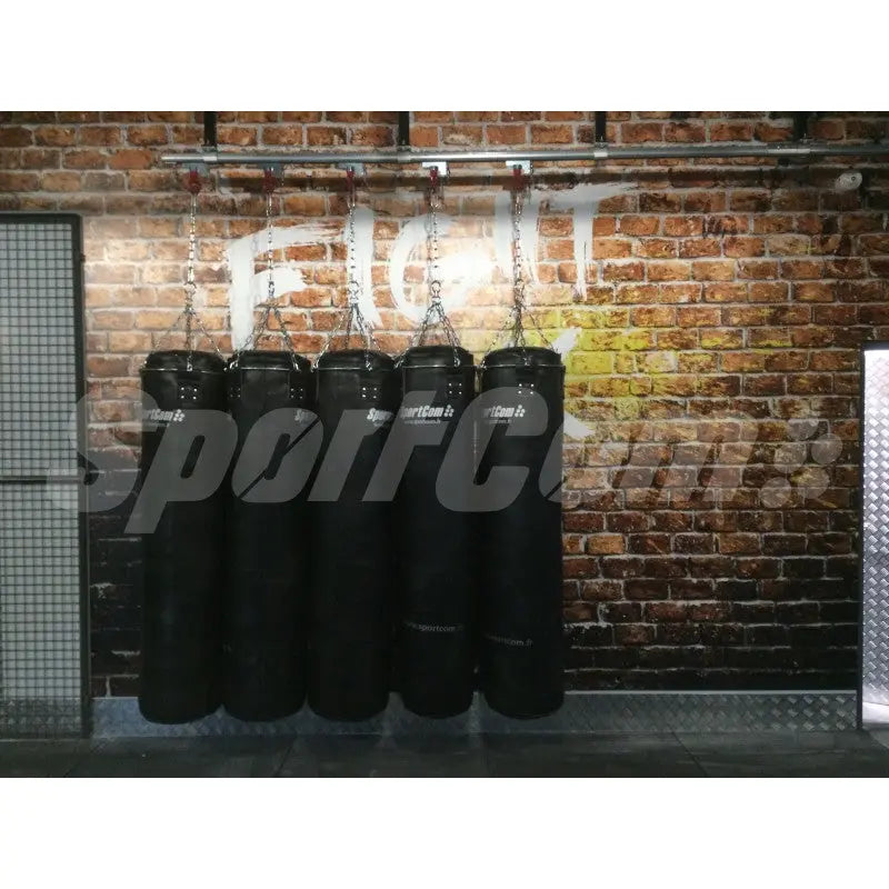 SportCom Echtleder-Sandsack 1,80 m: fünf Säcke nebeneinander vor einer Backsteinwand mit Schriftzug