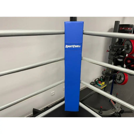 SportCom Eckpolster-Set für Boxringe mit 4 Seilen, blaues Polster an einem Ringpfosten mit grauen Seilen, Frontansicht