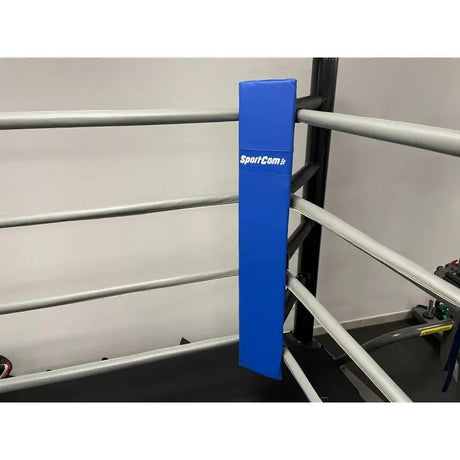 SportCom Eckpolster-Set für Boxringe mit 4 Seilen, blaues Polster am Ringpfosten, leicht seitliche Ansicht