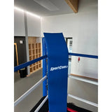 SportCom Eckpolster-Set für Boxringe mit 4 Seilen, blaues Eckpolster mit Logo aus der Nähe, Blick von außen