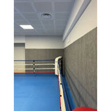 SportCom Eckpolster-Set für Boxringe mit 4 Seilen, Ringecke mit dunklem Polster und blauem Boden im Studio