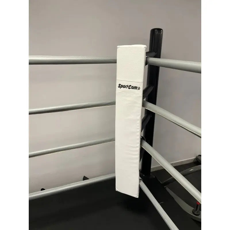 SportCom Eckpolster-Set für Boxringe mit 4 Seilen, weißes Polster am Ringpfosten, seitliche Ansicht