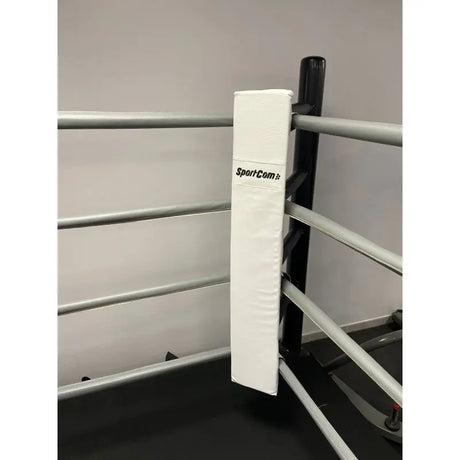 SportCom Eckpolster-Set für Boxringe mit 4 Seilen, weißes Polster am Ringpfosten, seitliche Ansicht