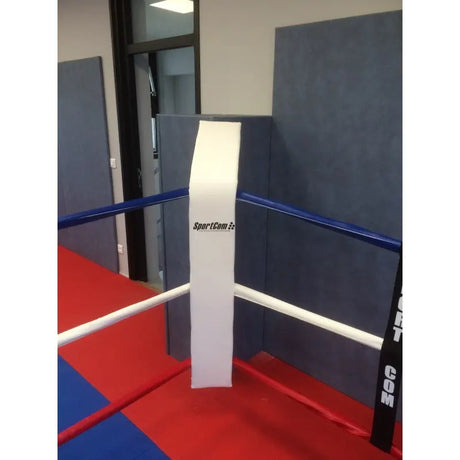 SportCom Eckpolster-Set für Boxringe mit 4 Seilen, weißes Eckpolster an einem Boxring mit rotem und blauem Boden