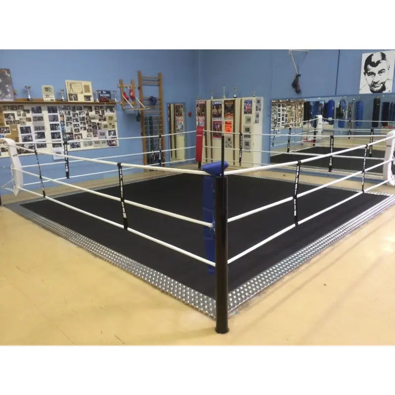 SportCom Ecofix Bodenmontage-Boxring mit Aluminiumrand, in einem Boxgym mit blauer Ecke, Blick von oben