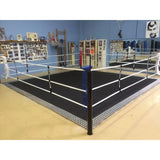 SportCom Ecofix Bodenmontage-Boxring mit Aluminiumrand, in einem Boxgym mit blauer Ecke, Blick von oben
