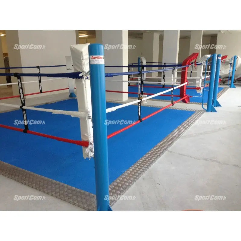 SportCom Ecofix Bodenmontage-Boxring mit Aluminiumrand, Detail der blauen Ecke mit Aluminiumrand