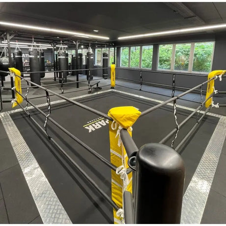 SportCom Ecofix Bodenmontage-Boxring mit Aluminiumrand, Detail des gelben Eckpolsters mit Blick über den Ring