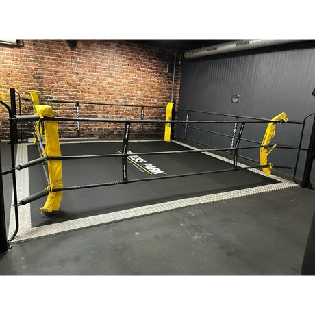 SportCom Ecofix Bodenmontage-Boxring mit Aluminiumrand, mit gelben Eckpolstern, Blick über die Ringfläche