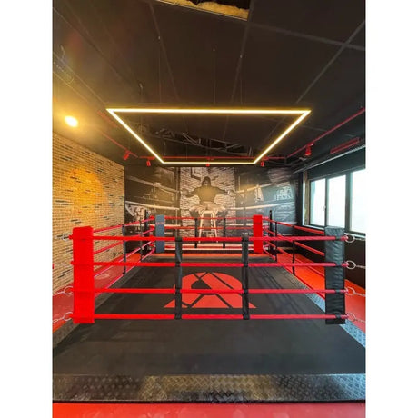 SportCom Ecofix Bodenmontage-Boxring mit Aluminiumrand, in einem Gym mit Lichtrahmen und roten Ecken, Hochformat