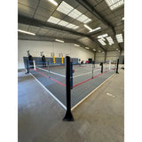 SportCom Ecofix Bodenmontage-Boxring in einer Halle, Blick entlang der Seile vom Eckpfosten