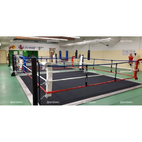 SportCom Ecofix Bodenmontage-Boxring mit Aluminiumrand, in einer Halle mit grünem Boden und weißen Seilen