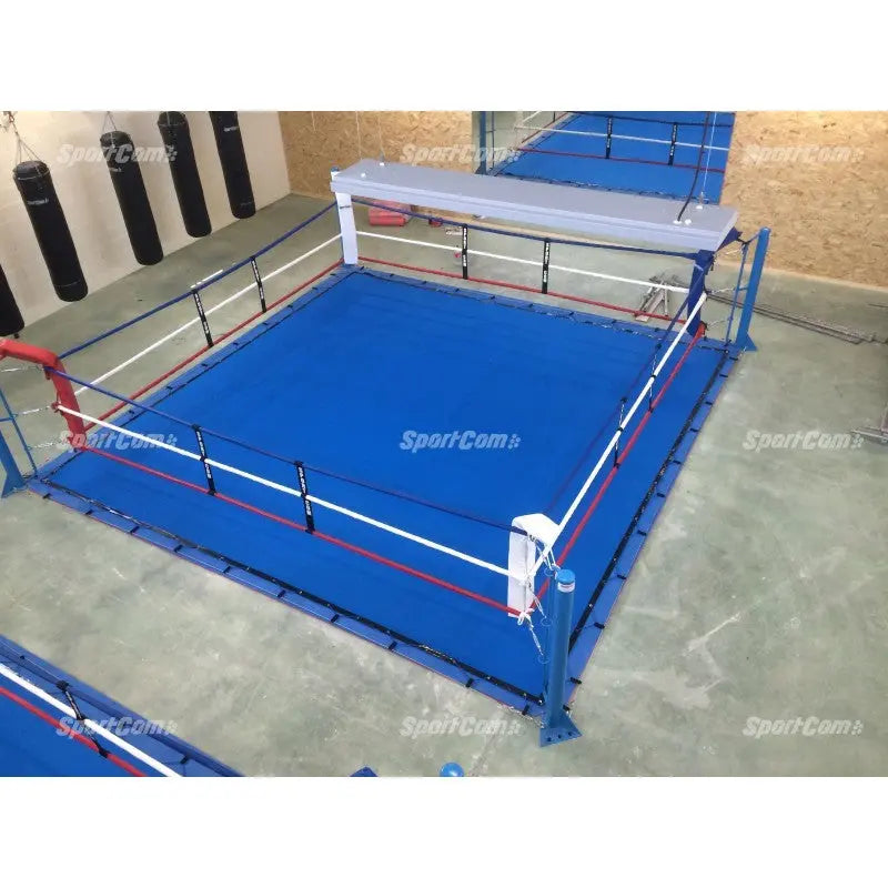 SportCom Ecofix Bodenmontage-Boxring mit Spannseilen, mit blauem Boden von oben, Spannseile sichtbar
