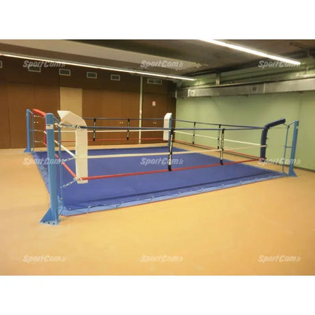 SportCom Ecofix Bodenmontage-Boxring mit Spannseilen, mit blauem Boden in einer Halle mit Holzboden